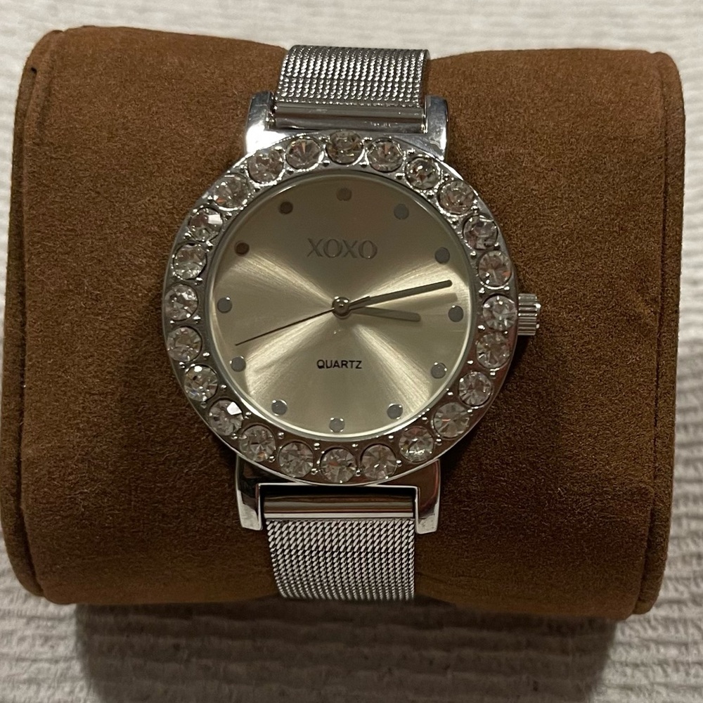 XOXO Designer Fashion Womens Steel Band watch MOP Dial / Rhinestones.